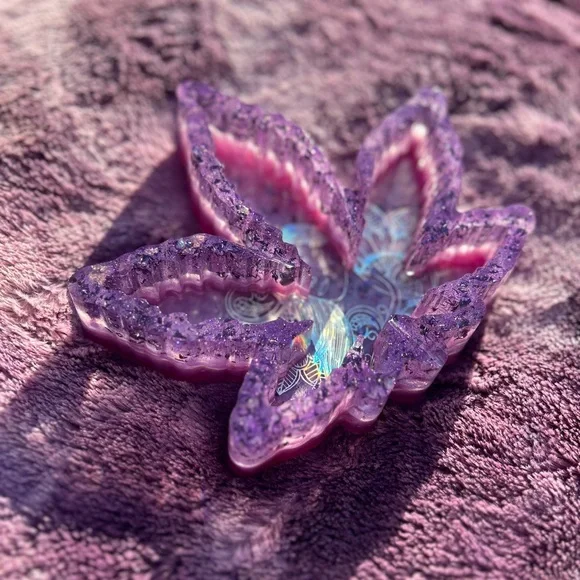 Lady Lilic Leaf Ashtray - Picture 5 of 6